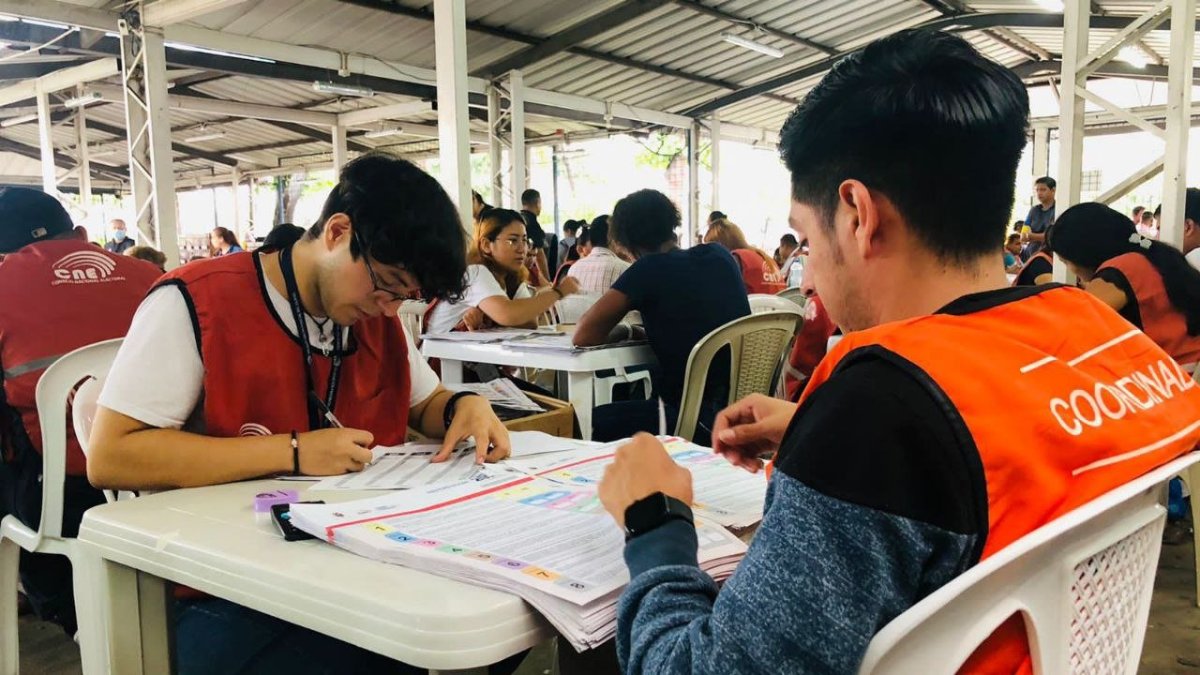 Procesamiento. En las oficinas del CNE en Guayaquil sigue el conteo.
