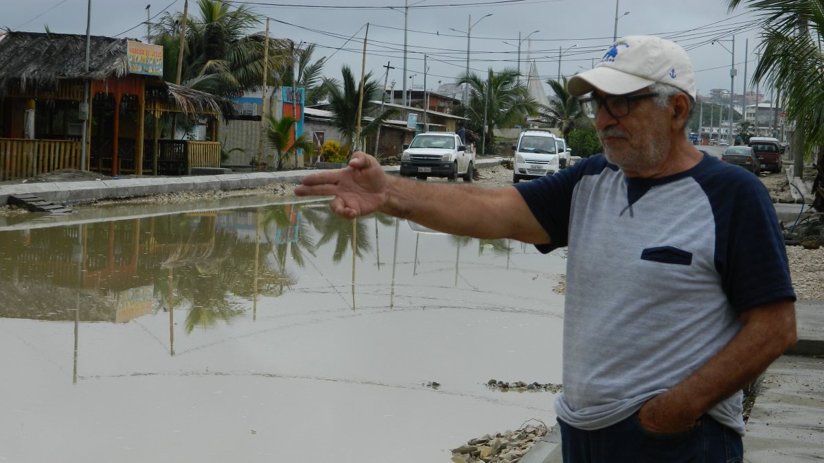 Ni rastros de la calle. La calle que colinda con la que será la tercera etapa del Malecón, en la zona del Esterillo, se convirtió en un lodazal.