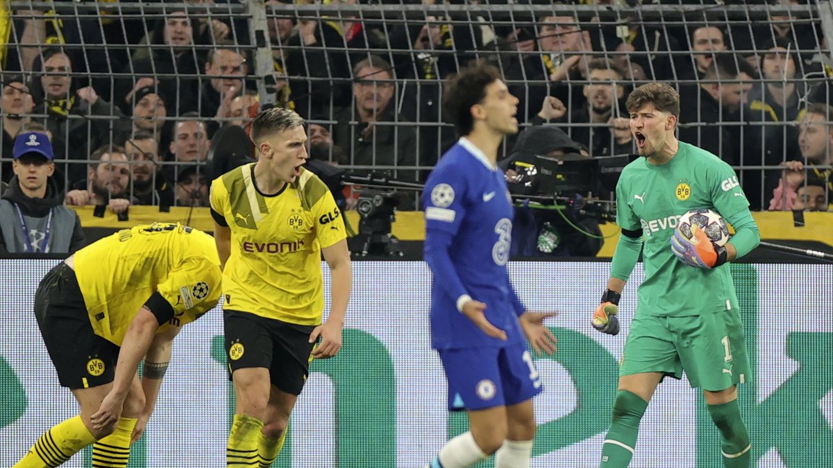 El arquero Gregor Kobel (d) fue clave en el Dortmund para derrotar al Chelsea.