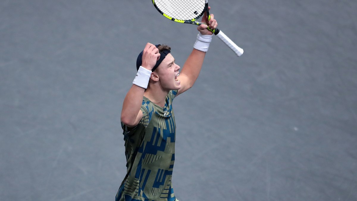 Holger Rune, tenista danés celebra su histórico frente al serbio Novak Djokovic en la final del Masters 1000 de París, el año anterior. 