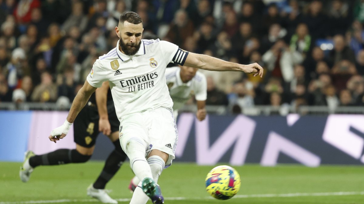 El delantero del Real Madrid Karim Benzema marca el 2-0 desde el punto de penalti ante el Elche.