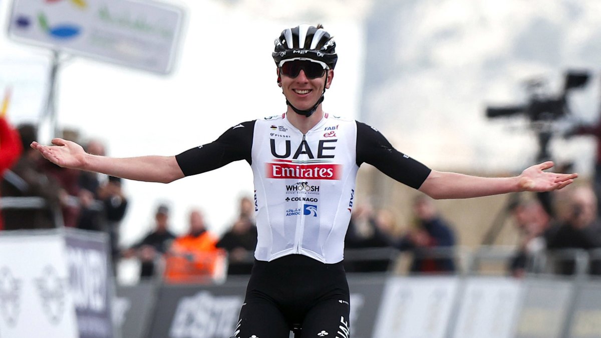 El esloveno Tadej Pogacar entra a la meta en la primera etapa la 69 edición de la Vuelta Andalucía.