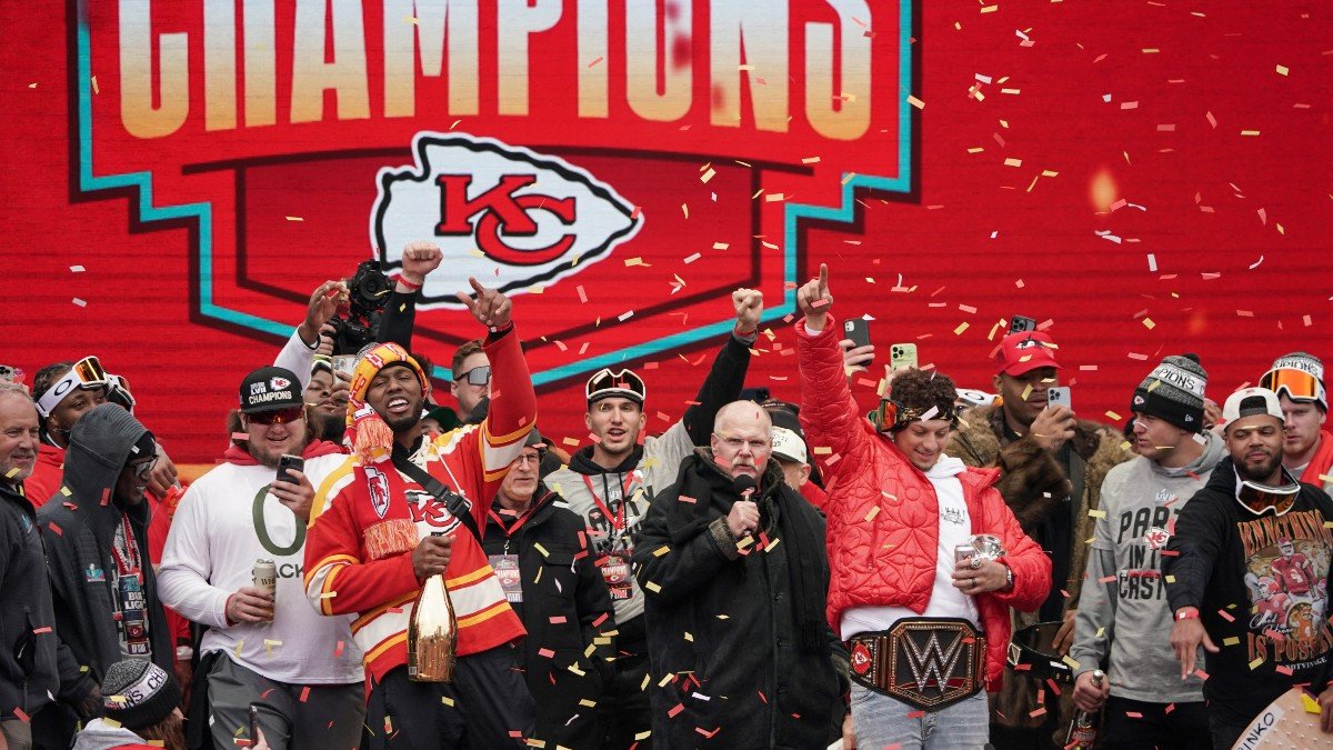 Jugadores del Kansas City Chiefs fueron ovacionados tras la obtención de su tercer trofeo de Super Bowl. 