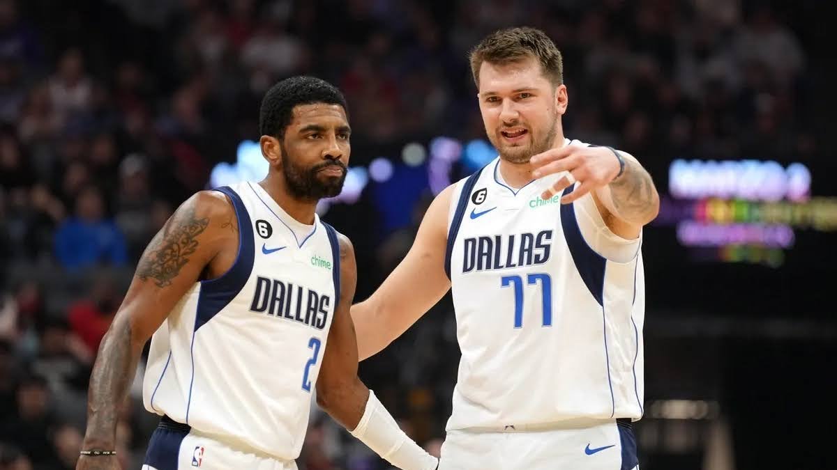 Luka Doncic (d) junto a Kyrie Irving (i) jugadores del Dallas Mavericks. Este último debutó con derrota en su nueva casa. 