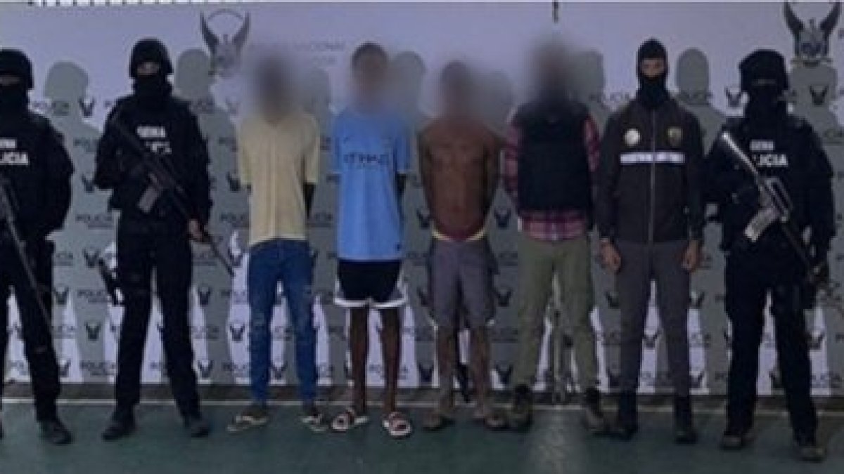 Los sospechosos detenidos en la ciudad de Esmeraldas.