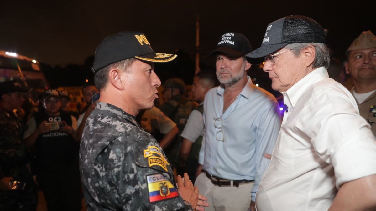 El presidente Guillermo Lasso y el gobernador Francesco Tabacchi durante el operativo policial.