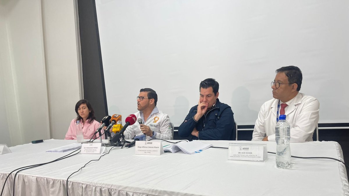 Francisco Pérez, gerente del Hospital Teodoro Maldonado Carbo, del IESS, explicó junto a otras autoridades la situación de esa casa de salud.