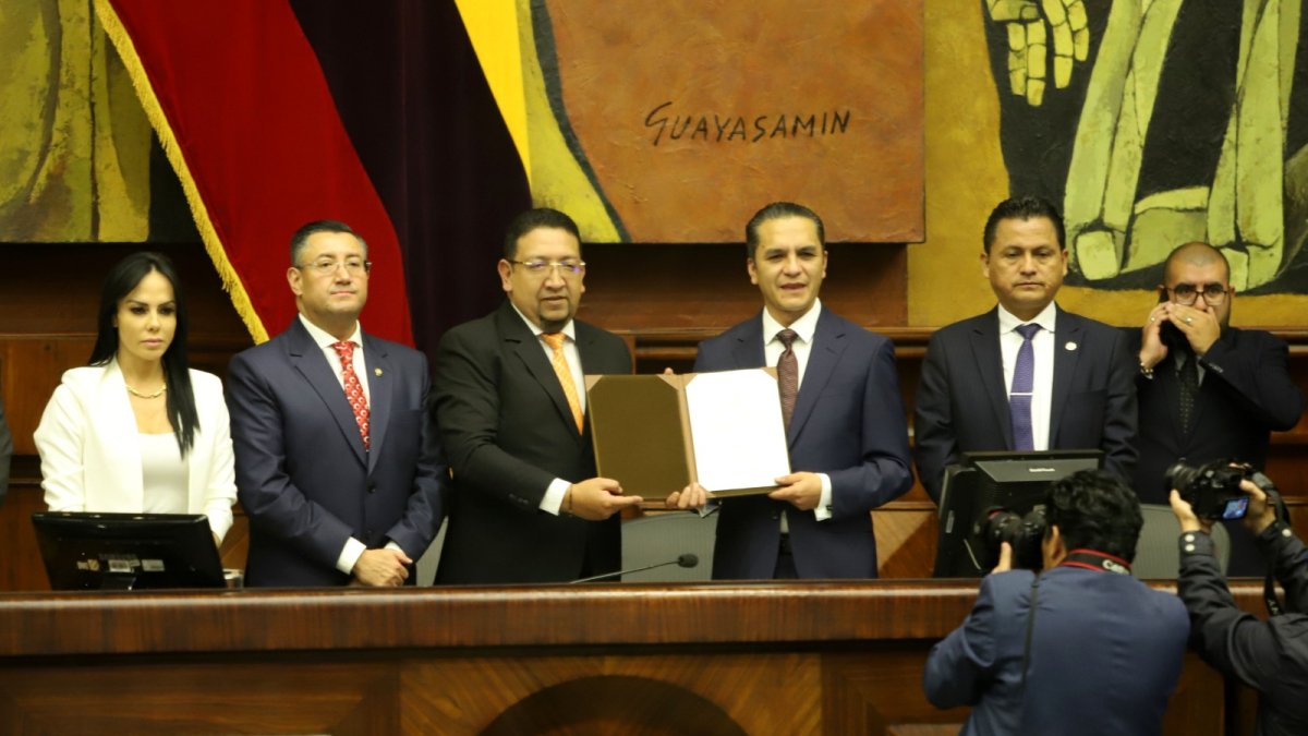 Acompañado por el presidente de la Corte Nacional de Justicia, Iván Saquicela, llegó Terán a la Asamblea para ser posesionado.