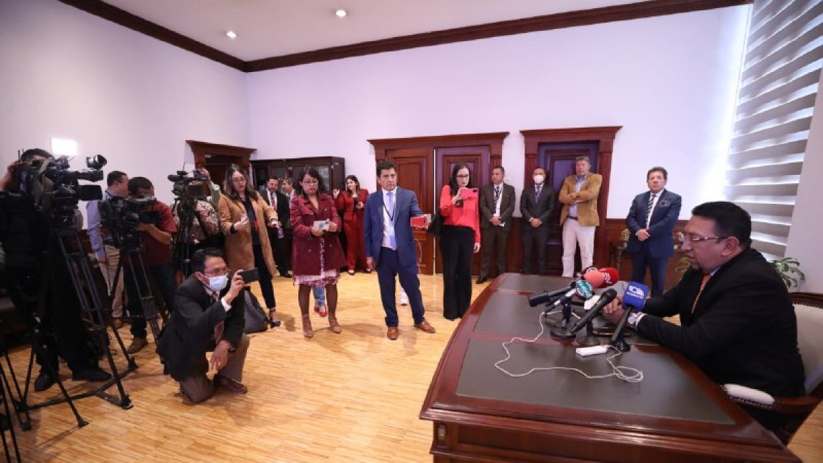 El presidente Virgilio Saquicela ofreció una rueda de prensa luego de la reunión con el ministro Cucalón