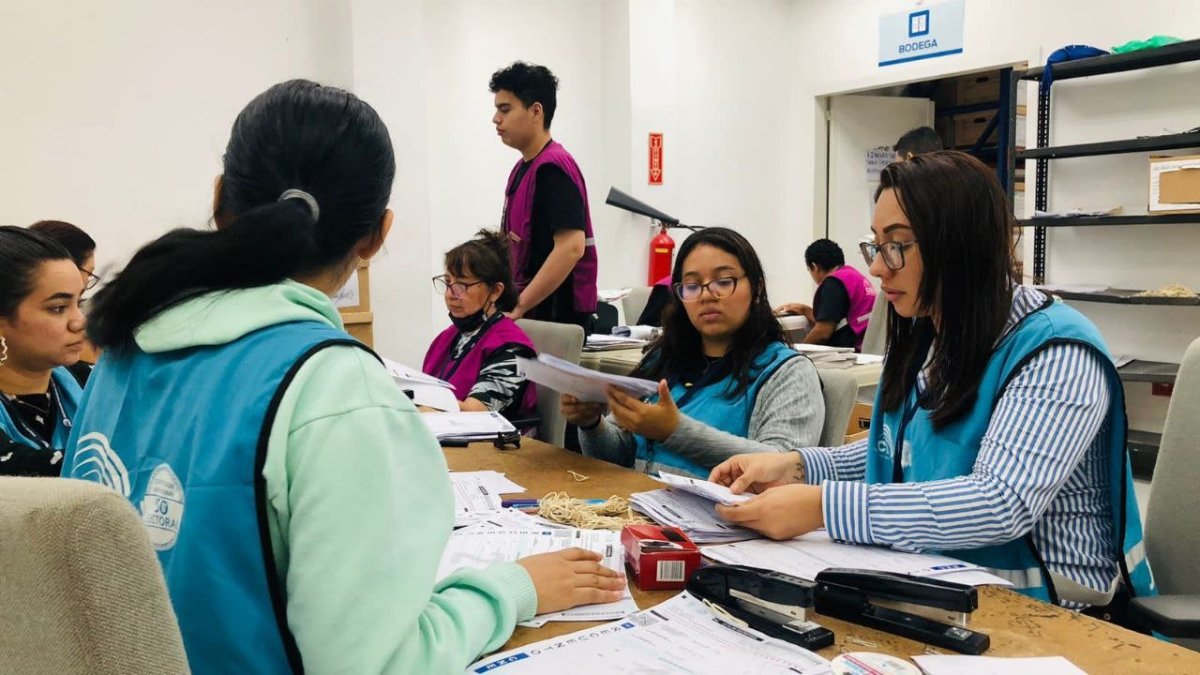 Personal que procesa actas de votación, en la Delegación Electoral del Guayas.