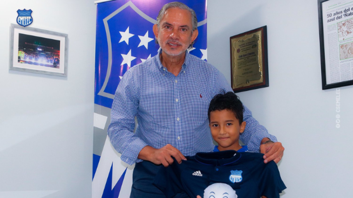 El pequeño Lucas Cruz junto al presidente del Club Sport Emelec José Pileggi.