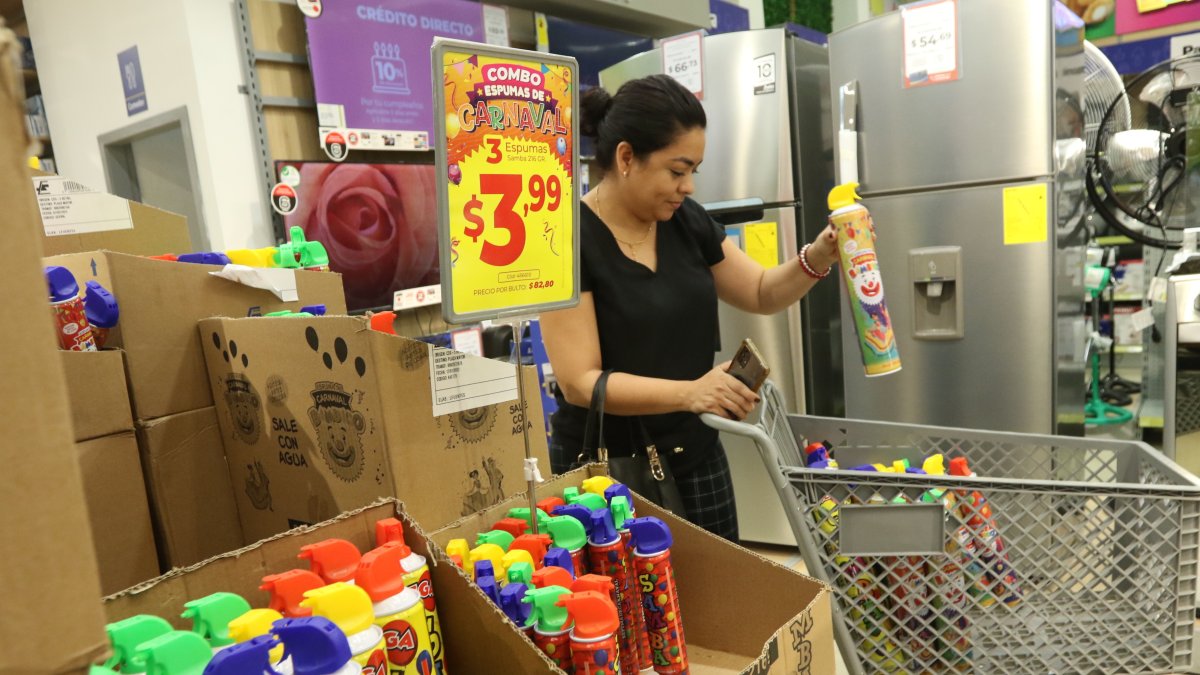 Compra. Nereida Álava adquiere espuma para celebrar carnaval.