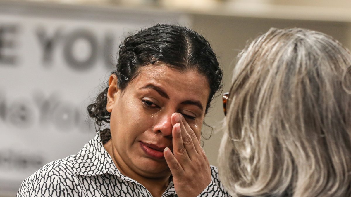 La nicaragüense María José Martínez llora frente a la alcaldesa del condado de Miami-Dade, Daniella Levine Cava (de espaldas),  en Miami, Florida (EE. UU) 