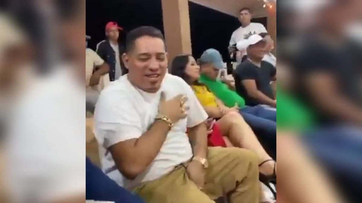 Junior Roldán celebró con sus allegados luego de recuperar su libertad.
