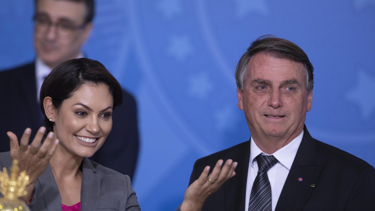 El expresidente de Brasil, Jair Bolsonaro (d) y la ex primera dama, Michelle Bolsonaro, en una fotografía de archivo.