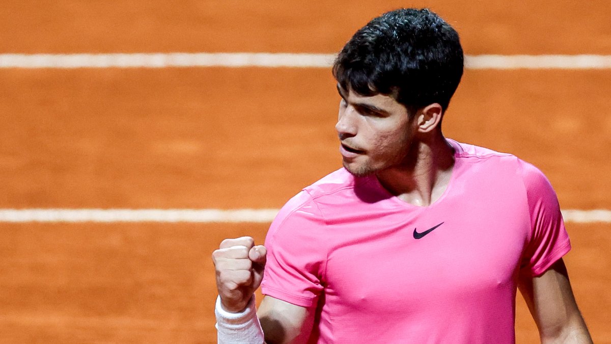 El tenista español Carlos Alcaraz celebra tras vencer al serbio Laslo Djere.