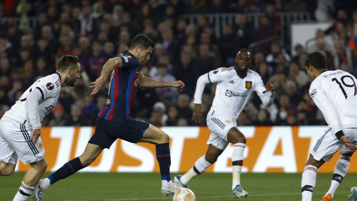 El delantero del Barcelona Robert Lewandowski (2-i) controla el balón ante los defensas del Manchester United.