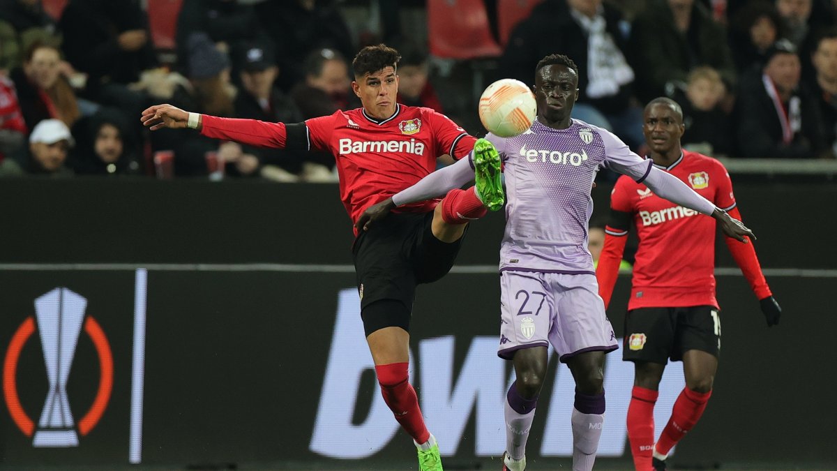 Piero Hincapie (i), defensor del Bayer Leverkusen disputa un balón aéreo frente a Krepin Diatta (d), jugador del Mónaco.