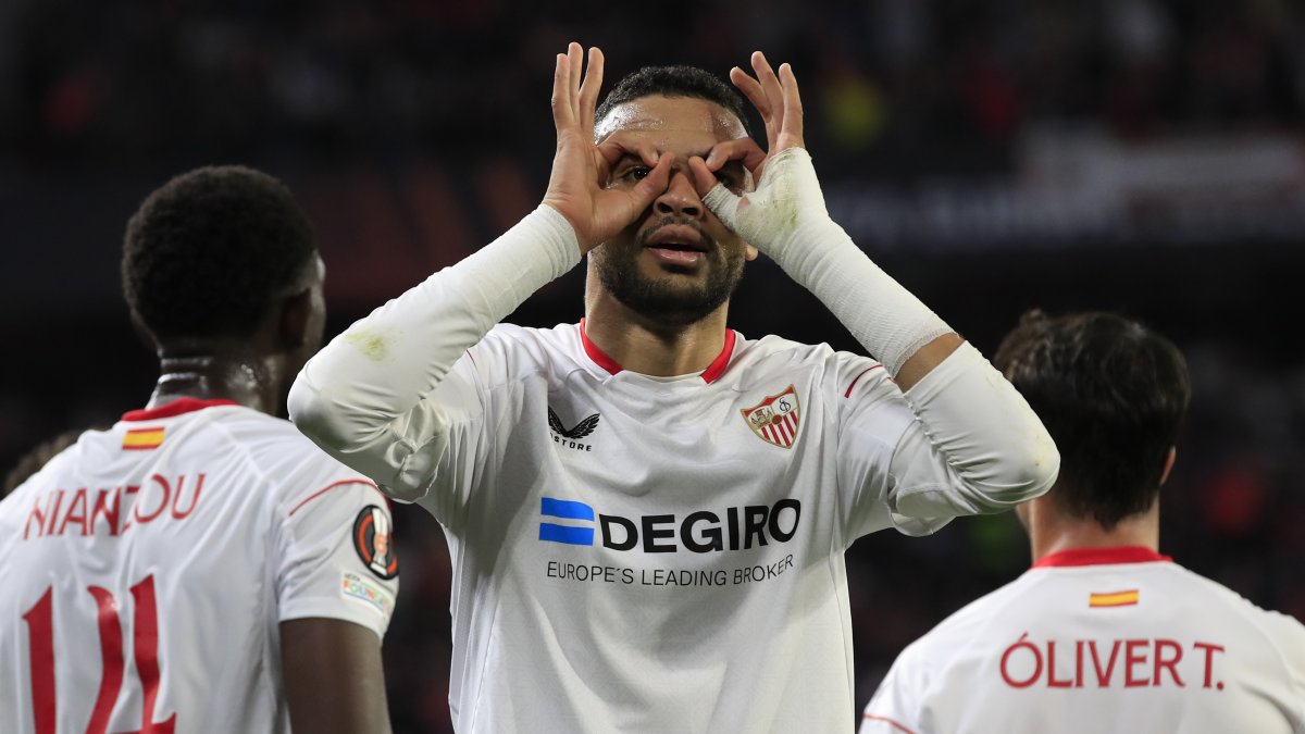 El delantero marroquí del Sevilla FC Youssef En-Nesyri celebra su gol durante el encuentro de ida por la Europa League frente al PSV Eindhoven.