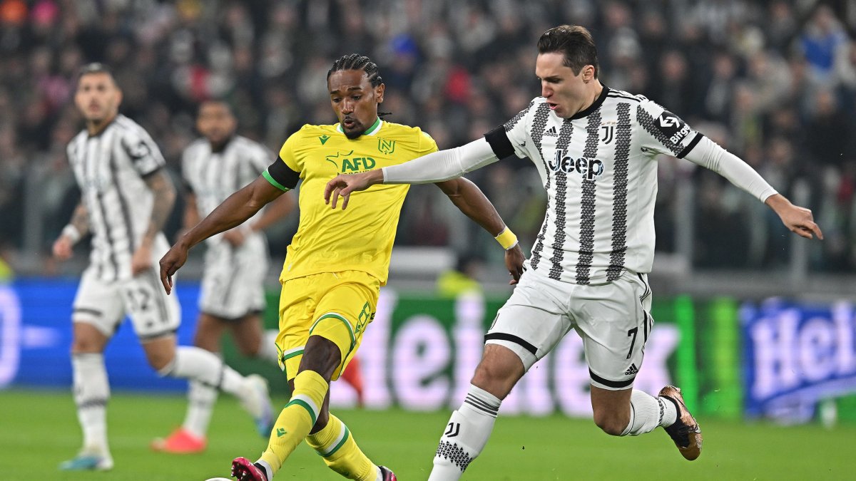 Federico Chiesa (d), ofensivo del Juventus, disputa contra Samuel Moutoussamy, volante del Nantes, una pelota en el duelo de ida del Repechaje de la Europa League.