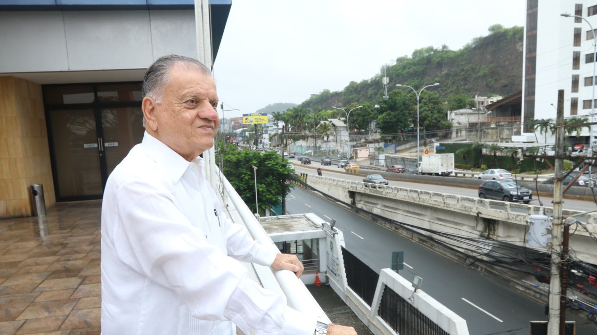 Ycaza fue diputado nacional, fundador de la Comisión de Turismo del Parlamento Latinoamericano y ministro de Turismo.