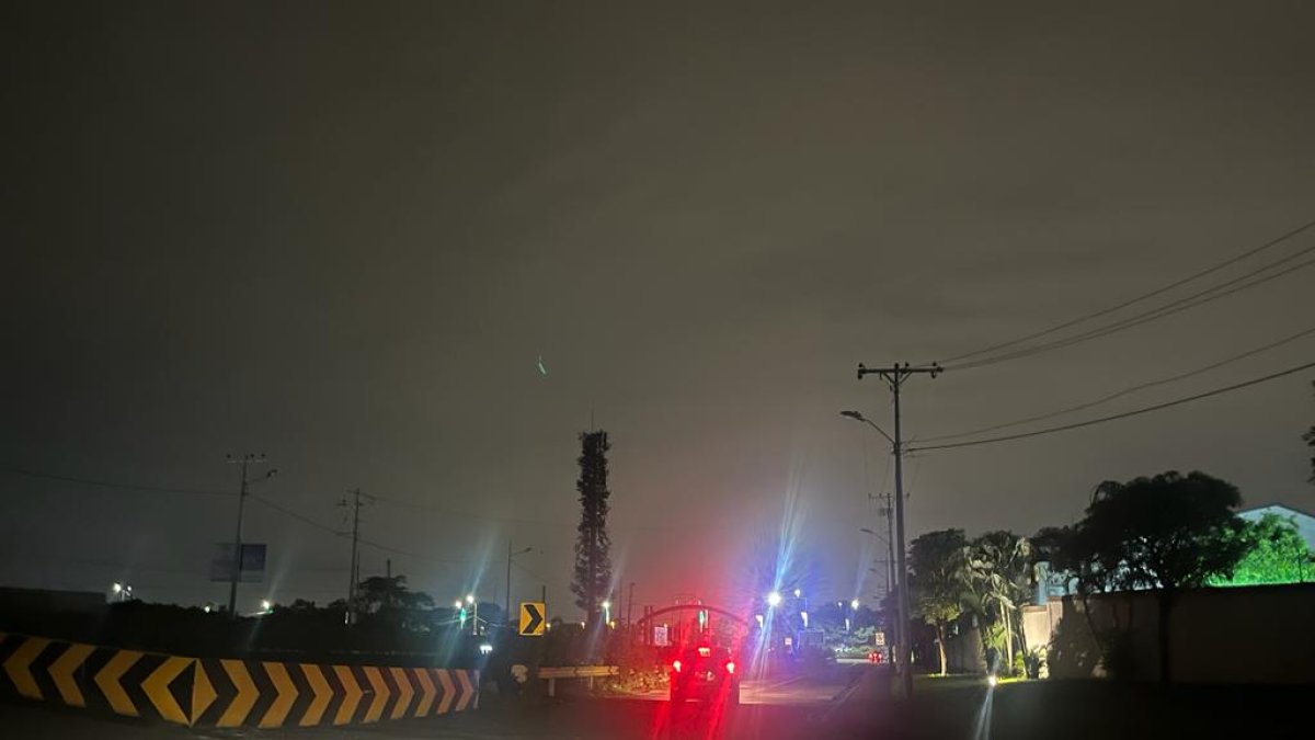 Hecho. Solo los postes de la vía principal y los carros alumbran esta calle.