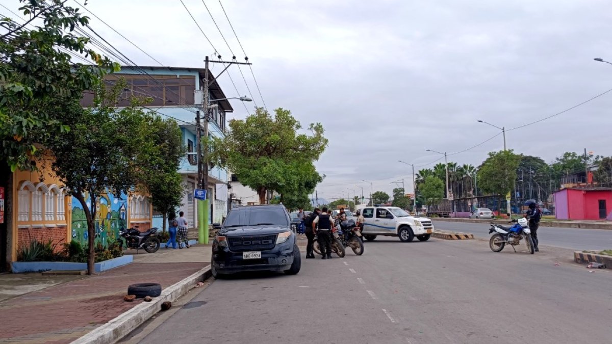 Policías llegaron al lugar del suceso. El funcionario fue llevado a una casa de salud.