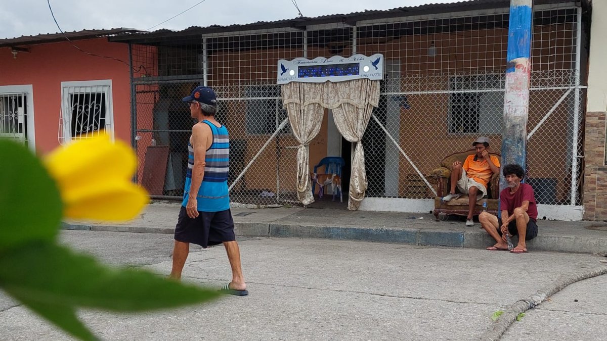 Vecinos del sector esperan a que traigan el cadáver para despedir a la mujer.