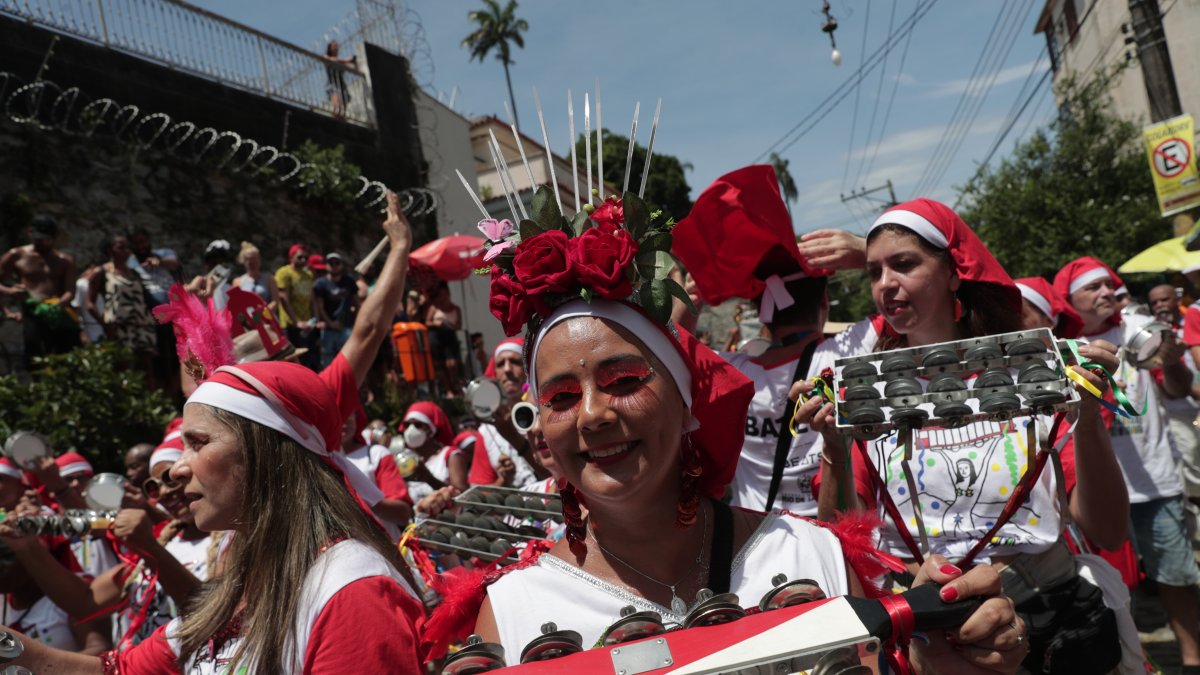 Integrantes de la comparsa callejera Carmelitas participan este sábado 18 de febrero de un desfile oficial del Carnaval de Río de Janeiro (Brasil).