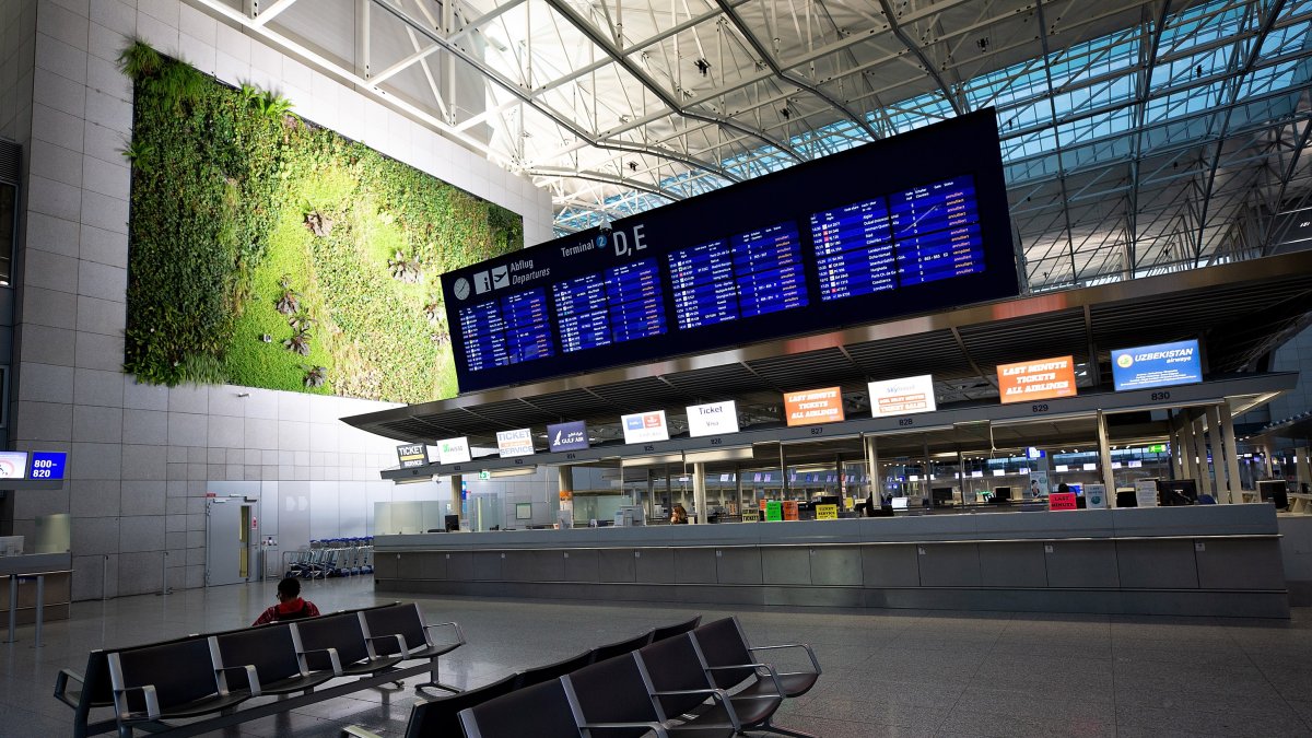 Imagen del aeropuerto internacional de Fráncfort hoy, viernes 17 de febrero de 2023, durante la jornada de huelga de los aeropuertos alemanes. 