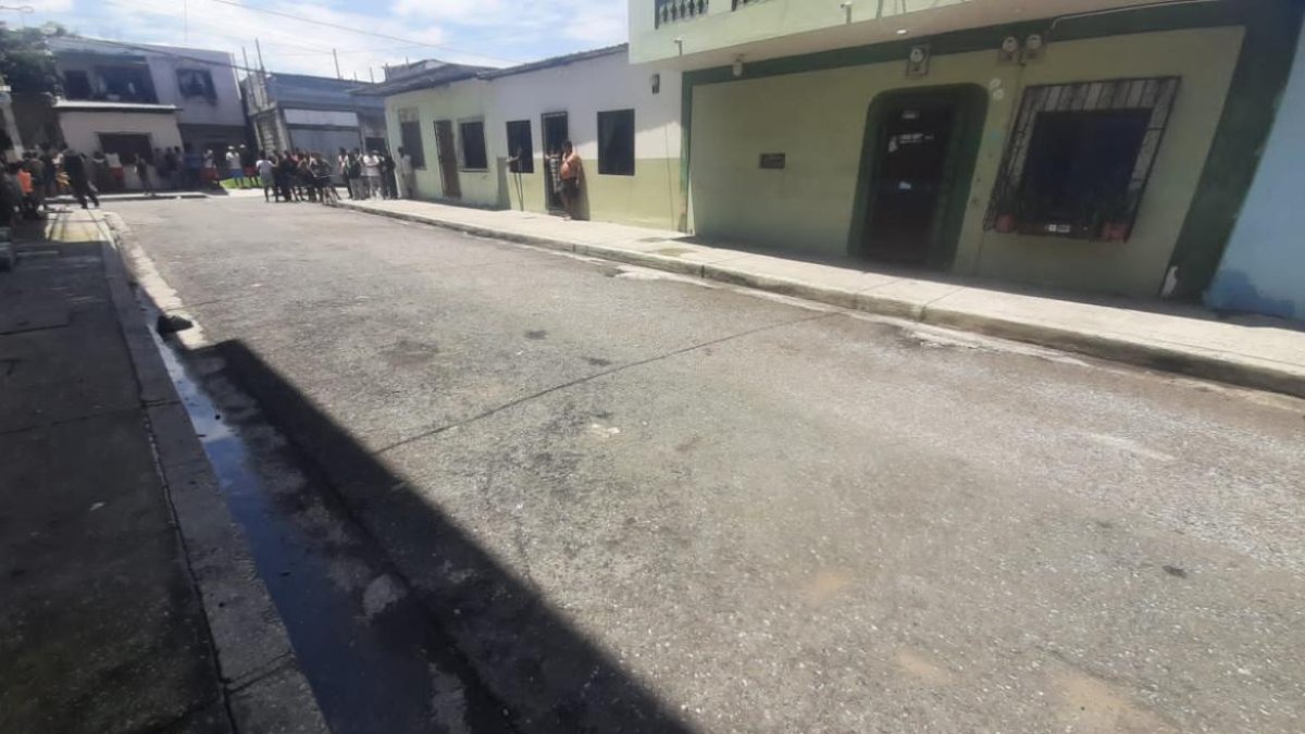 Moradores del Guasmo sur alarmados por el hecho violento que acabó con la vida de un adolescente.