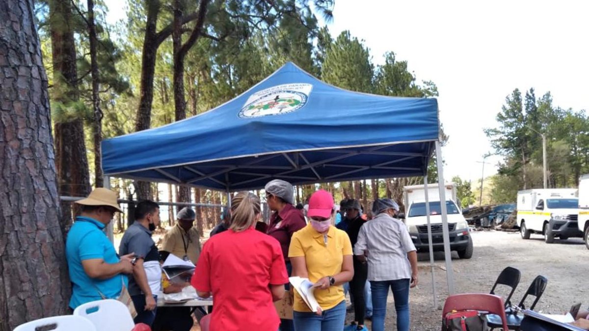 Peritos del Ministerio Público mientras hacen investigaciones del accidente ocurrido ayer, de un bus con migrantes en Gualaca (Panamá).