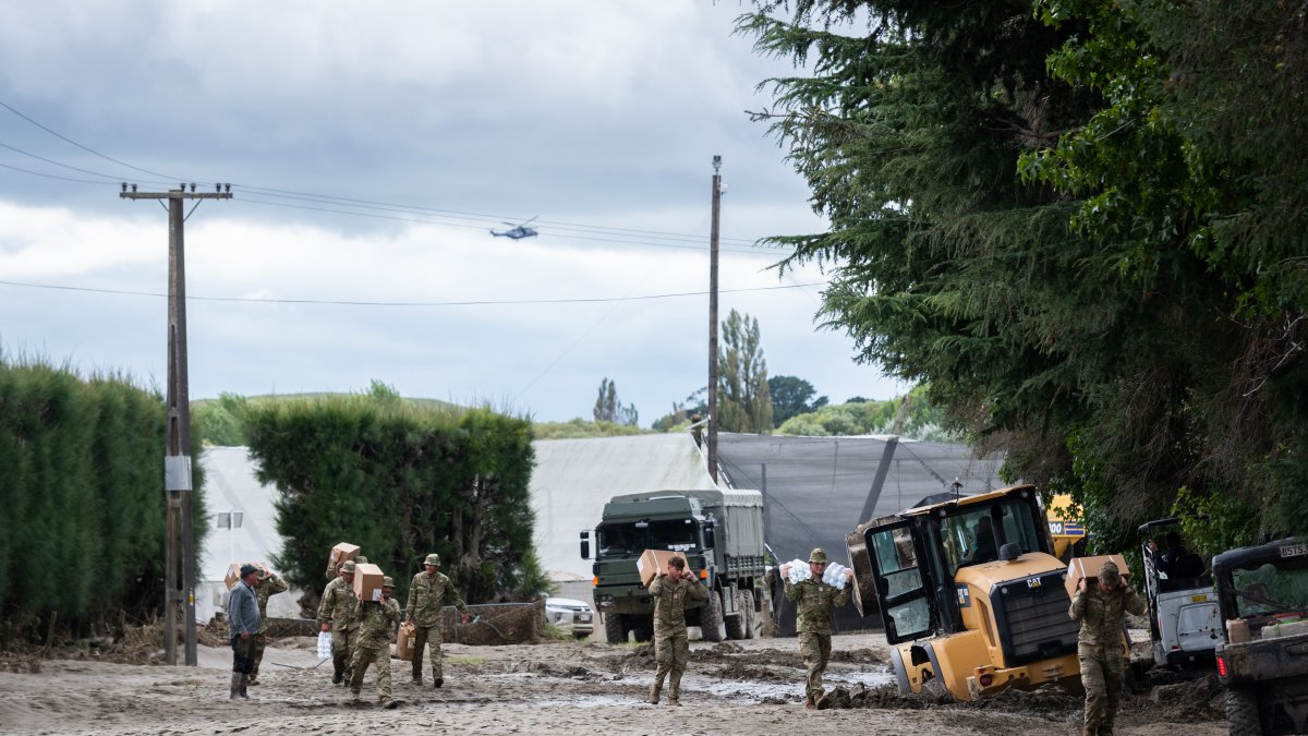Soldados neozelandeses llevan ayuda a pobladores de Moteo Marae, al oeste de la ciudad oriental de Napier, tras el embate del ciclón Gabrielle.