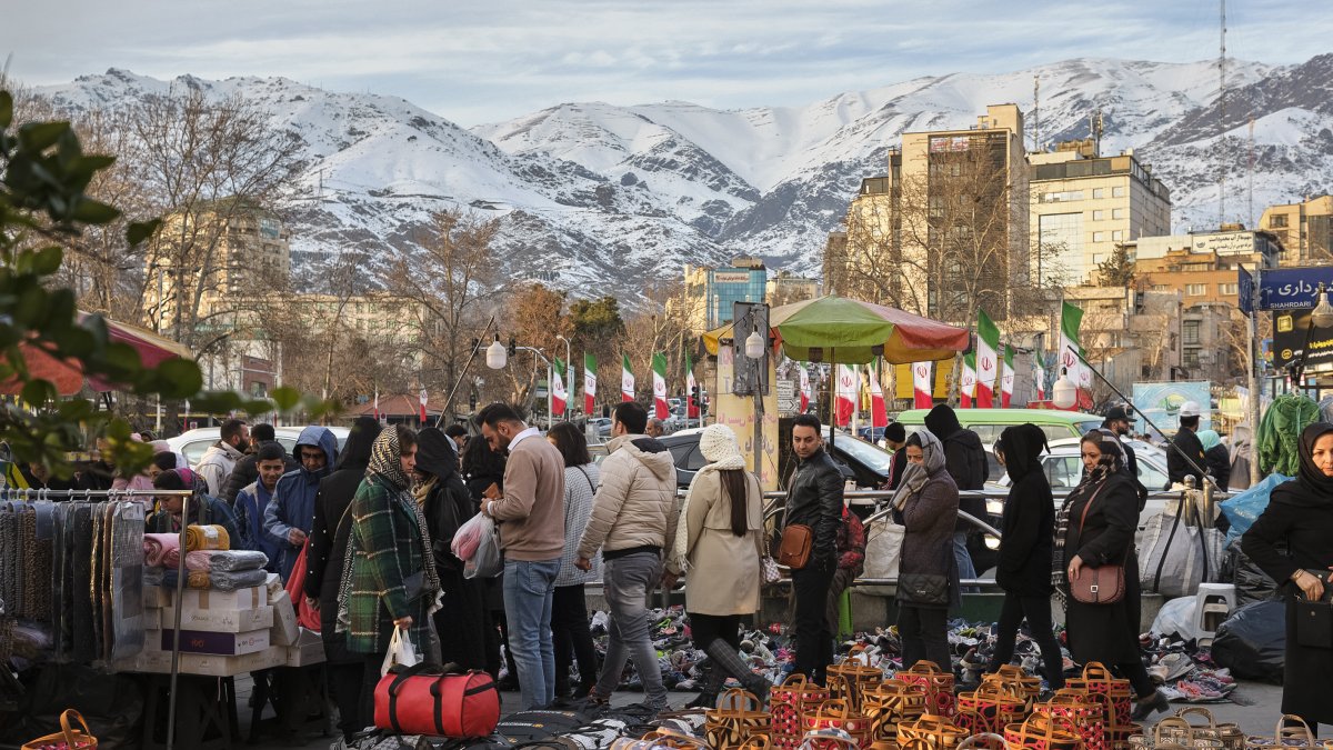 Pistas. Iraníes hacen compras en el Bazar de Tajrish (norte de Teherán).