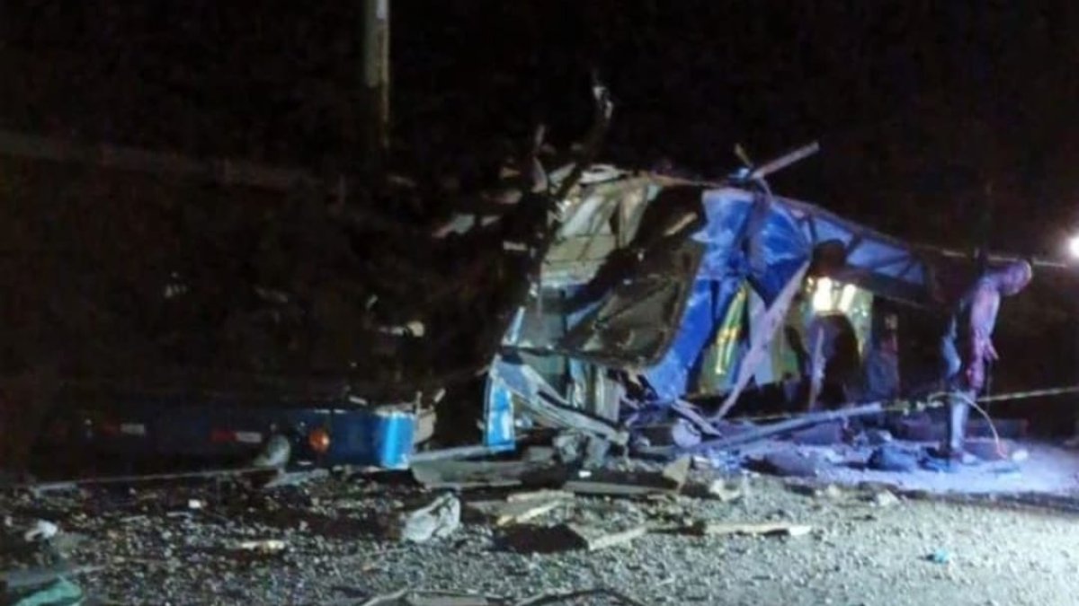 Restos del bus en el que viajaban migrantes de varias nacionalidades.