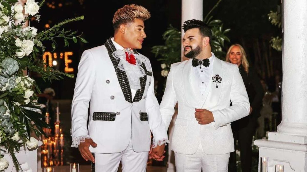 Eduardo Antonio y Roy García en el día de su matrimonio en Miami.