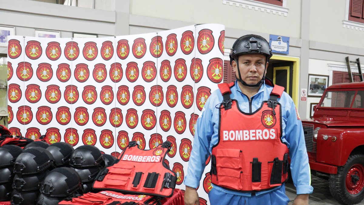 Dotación. Son 58 chalecos y cascos que se adquirieron para los paramédicos y conductores de ambulancias.