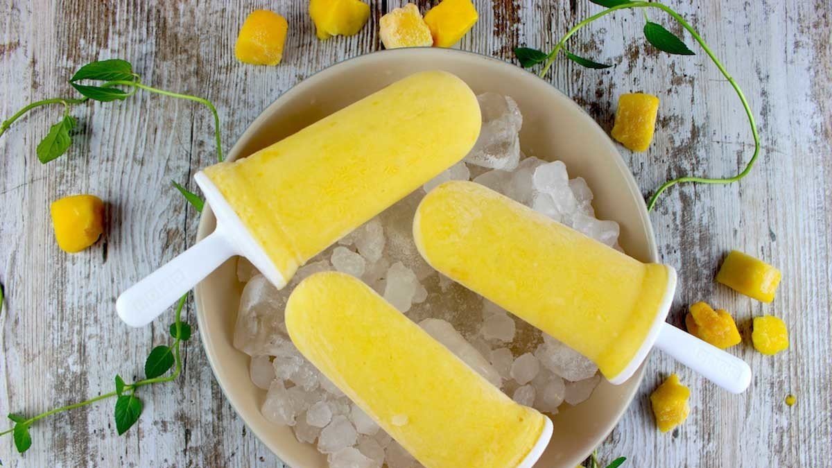 Disfrute de este refrescante bocadillo de una fruta tropical.