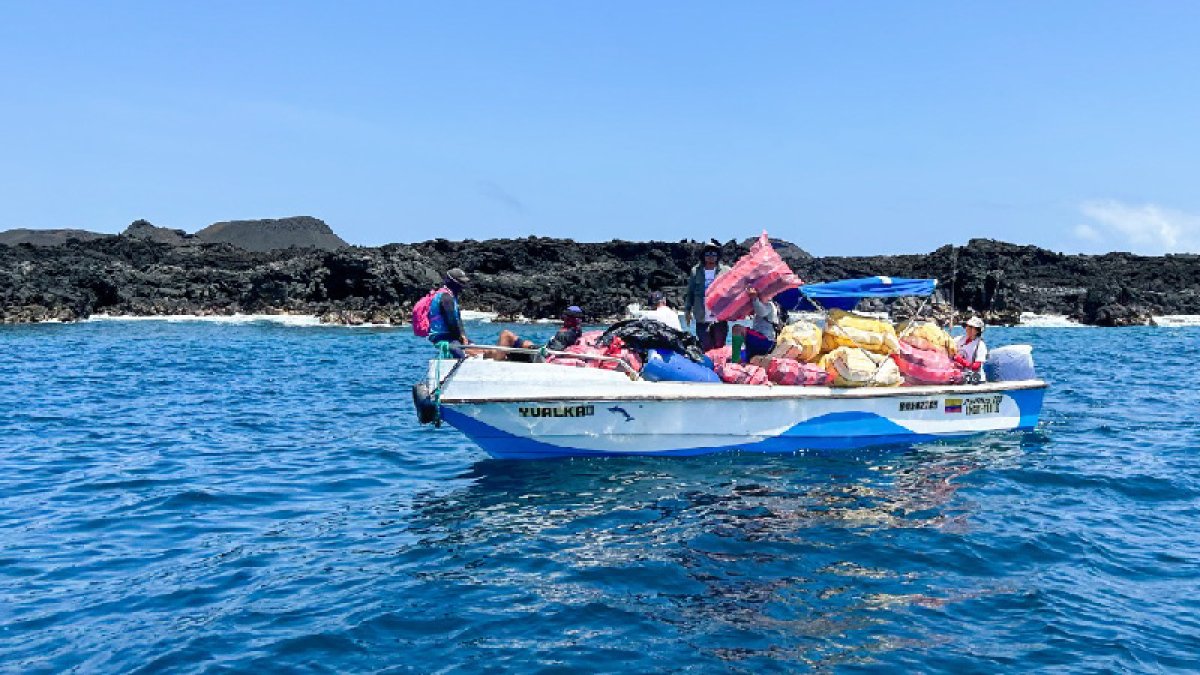 Una embarcación transporta sacos con parte de los desechos recogidos en tres islas de Galápagos.
