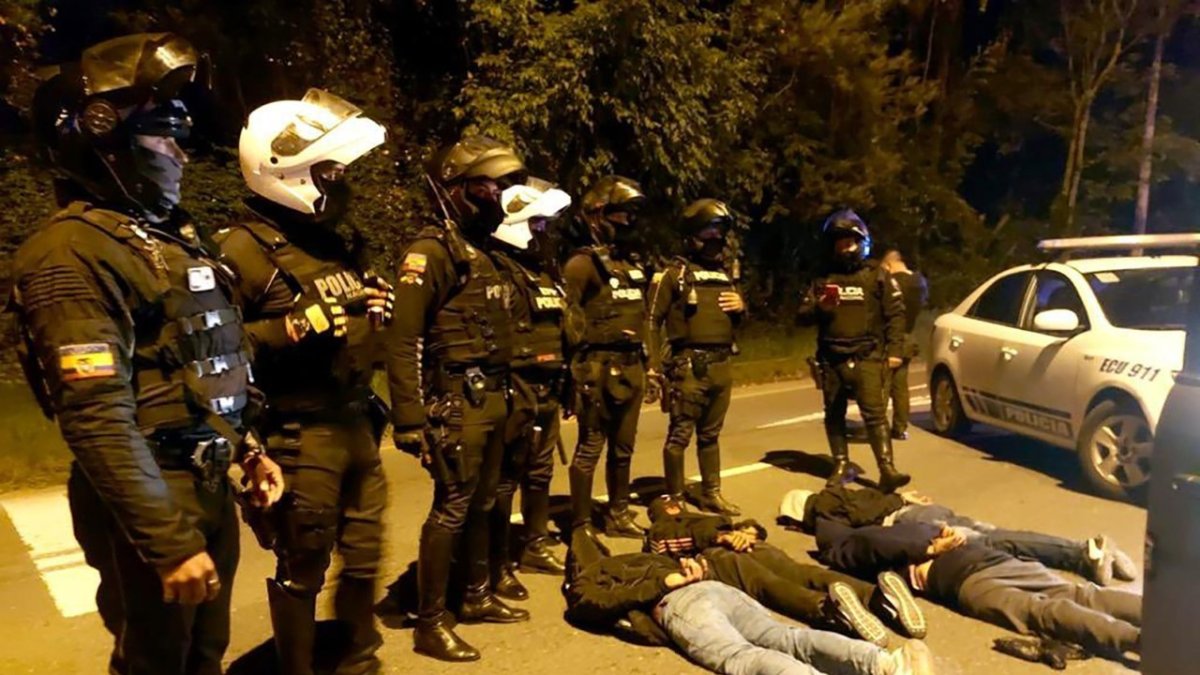 Azogues. En poder de los sospechosos hallaron una subametralladora y cartuchos sin percutir.