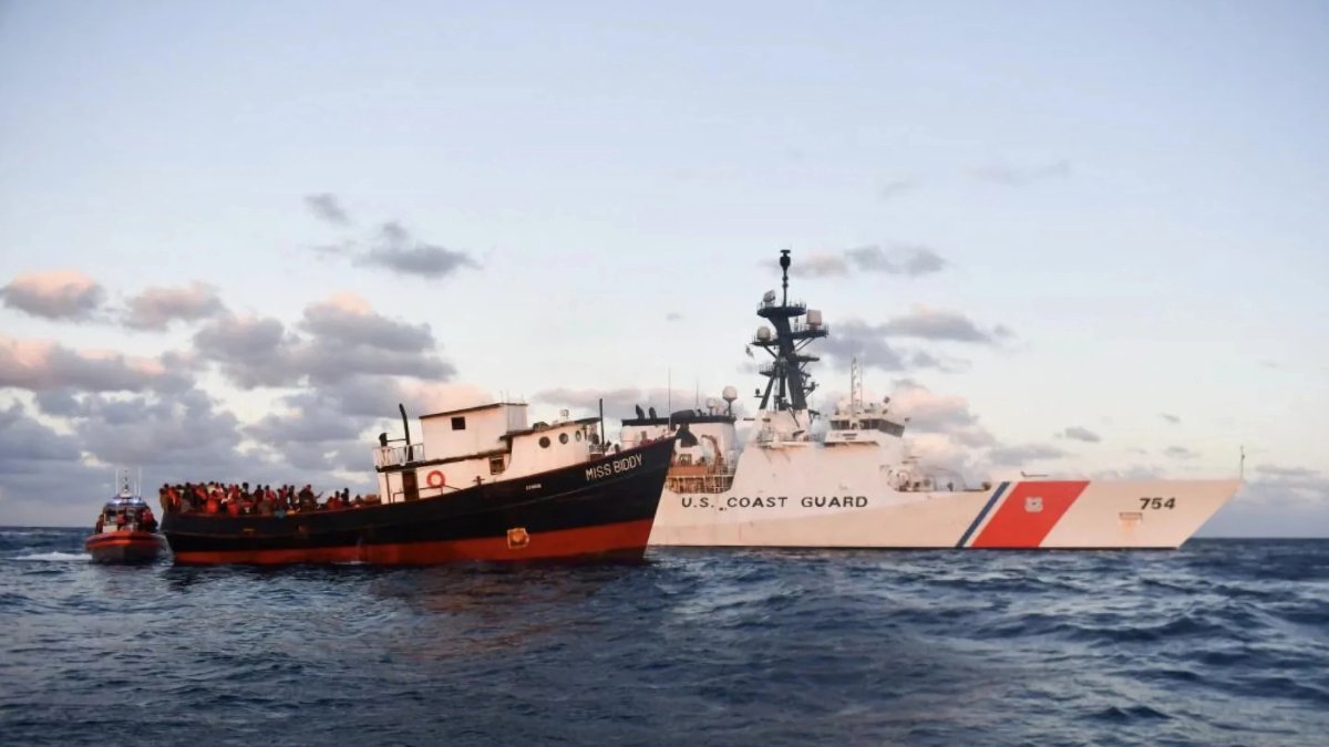 La Guardia Costera estadounidense muestra a uno de sus buques mientras intercepta  una embarcación con más de 300 personas haitianas que intentaban llegar a Estados Unidos. /