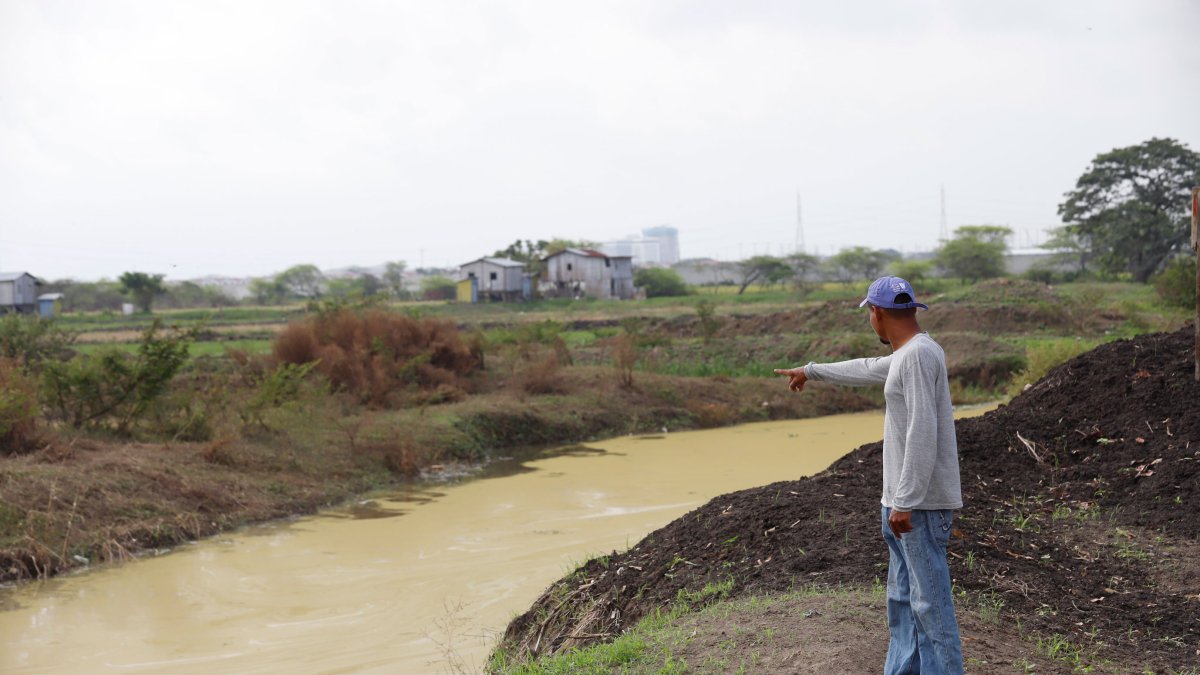Contaminación. El color y malos olores del estero Sabanilla preocupan a los habitantes.