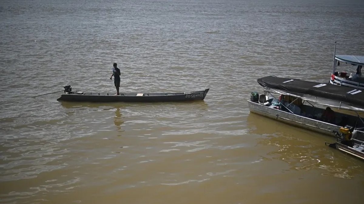 Un hombre navega por las aguas del río Tapajós, el 13 de febrero de 2023, en Itaituba, estado de Pará (Brasil).
