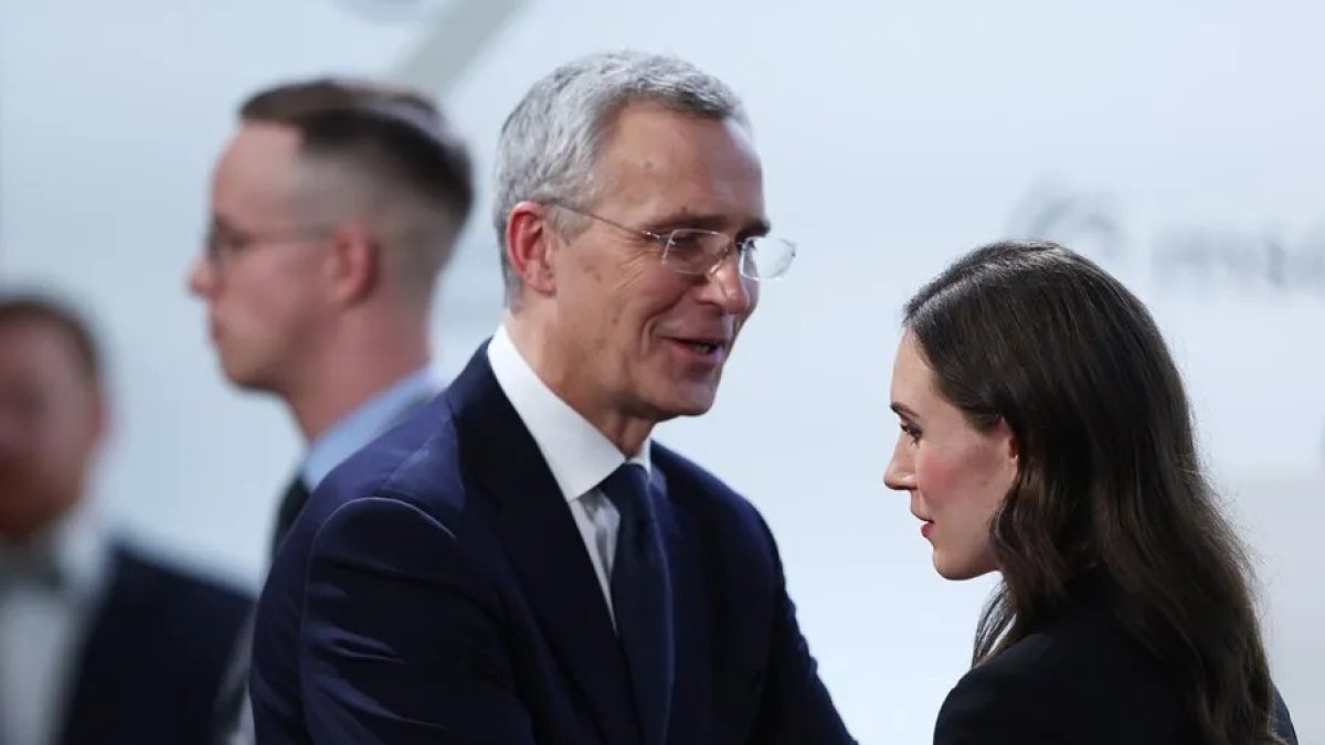 El secretario general de la OTAN, Jens Stoltenberg, habla con la primera ministra de Finlandia, Sanna Marin, durante la conferencia de Múnich.