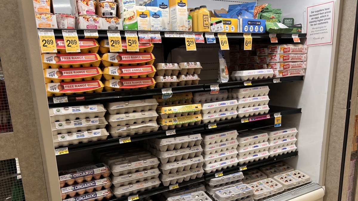 Comercio.- Una nevera con huevos y sus precios en un supermercado de Washington (EE. UU.).