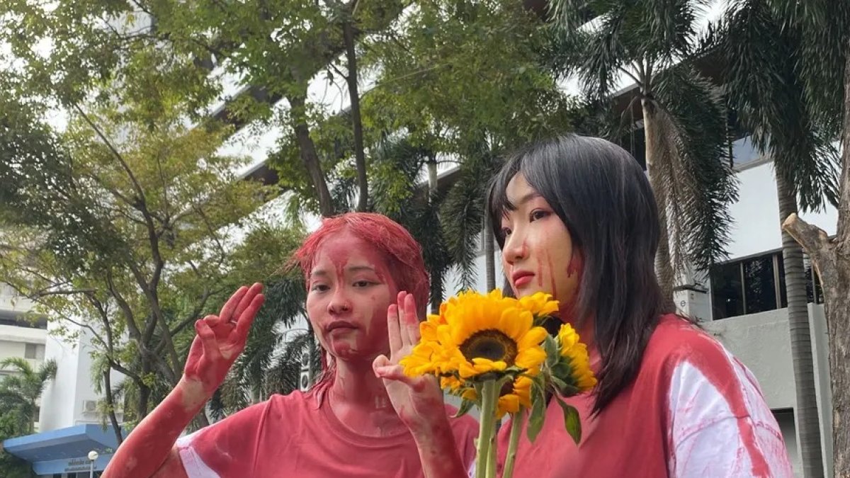 Orawan Phuphong (i) y Tantawan Tuatulanon, durante una protesta en el Tribunal de lo Penal en Bangkok el pasado 16 de enero.