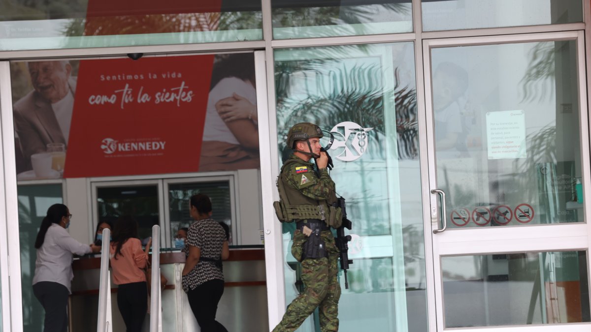 La fuerza pública resguarda la clínica Kennedy mientras el mandatario es atendido por su rotura.