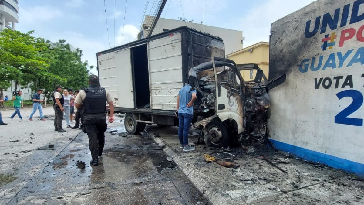 El camión incinerado en la ciudadela Kennedy.