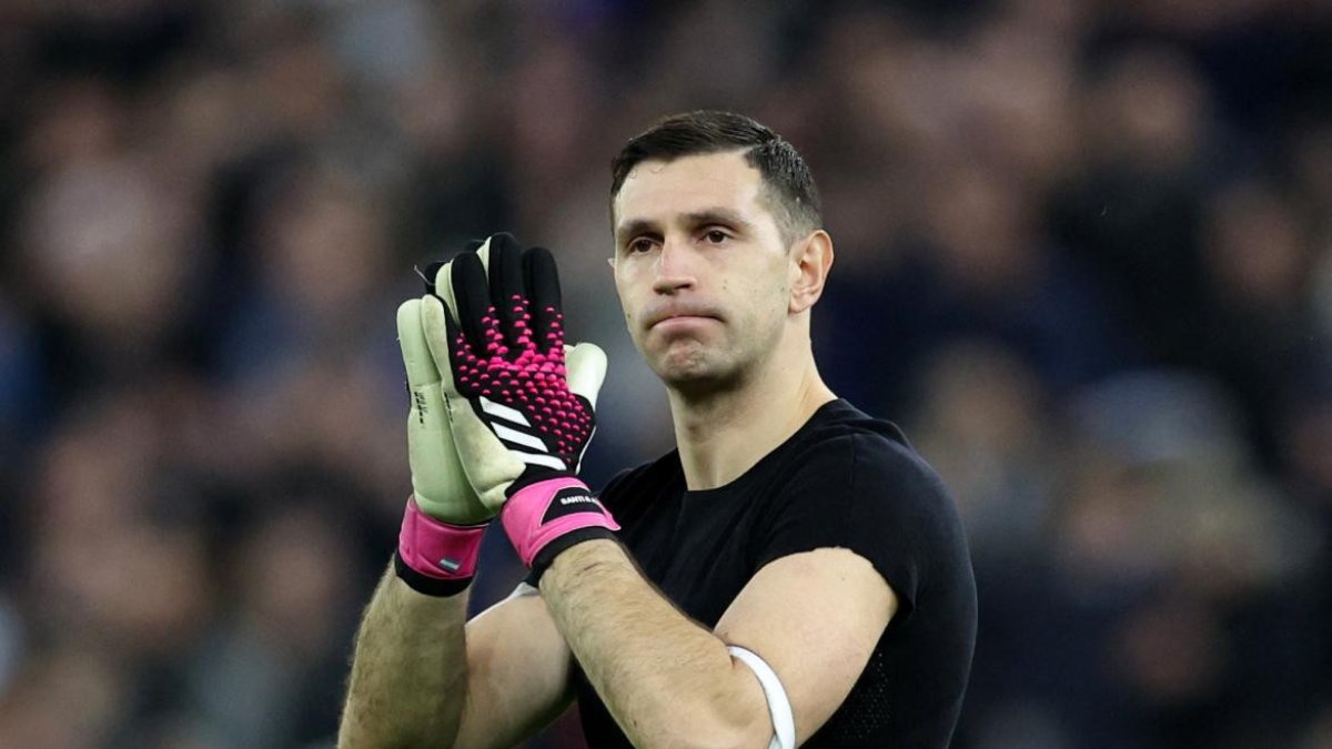 Emiliano Martínez falló dos goles en la derrota del Aston Villa, frente al Arsenal.