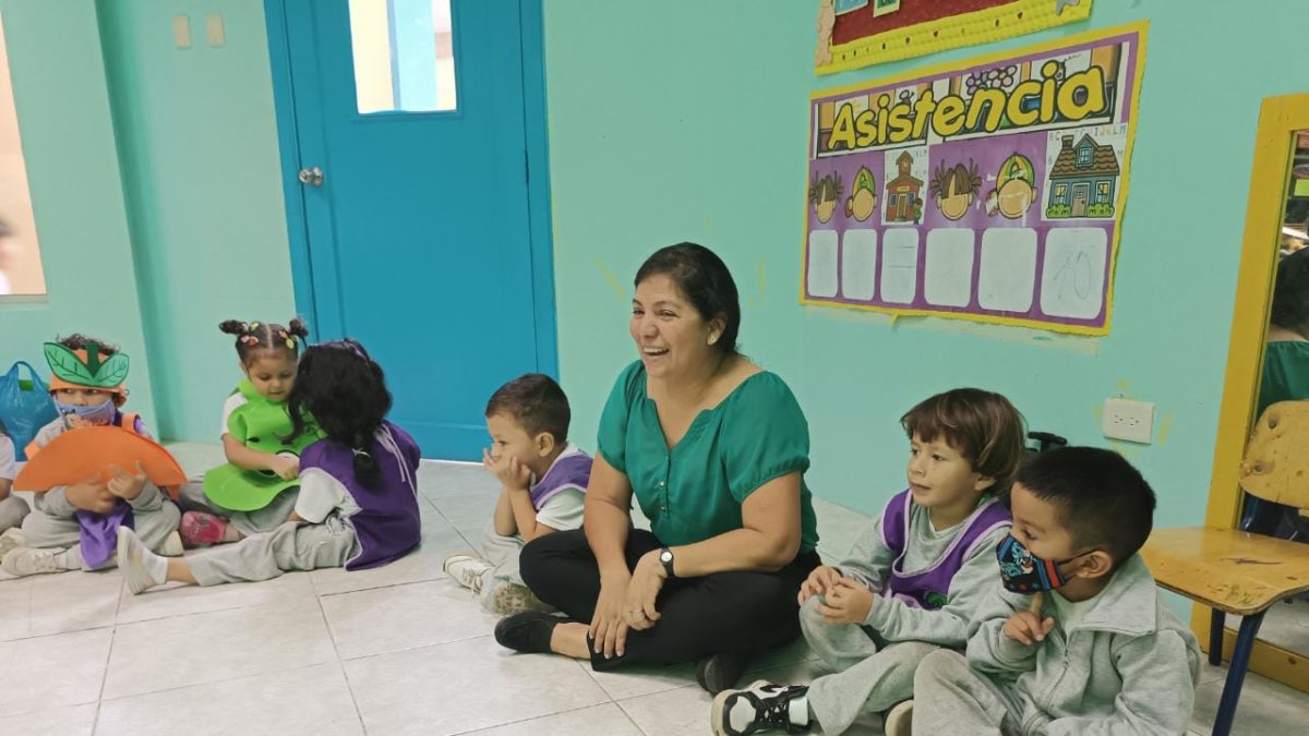 Docente. Shirley Remache junto a un grupo de estudiantes.